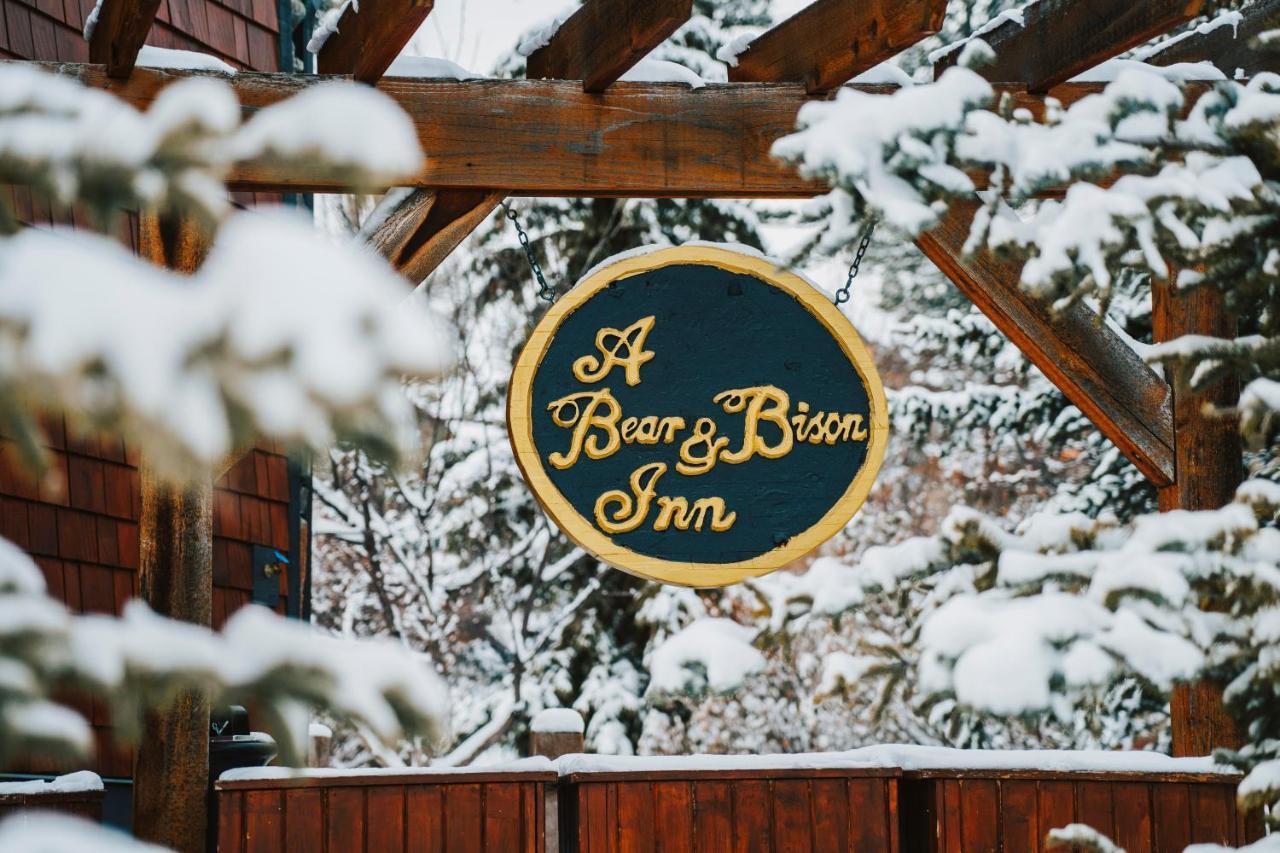 A Bear And Bison Country Inn Canmore Bagian luar foto