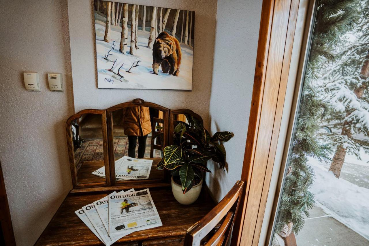A Bear And Bison Country Inn Canmore Bagian luar foto