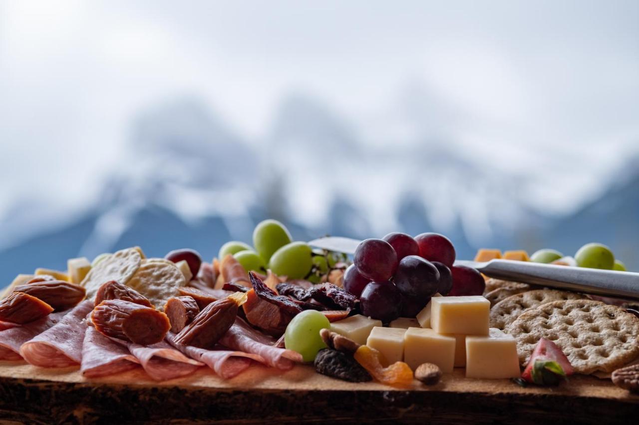 A Bear And Bison Country Inn Canmore Bagian luar foto