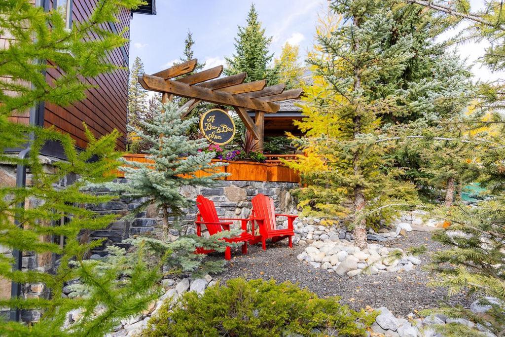 A Bear And Bison Country Inn Canmore Bagian luar foto