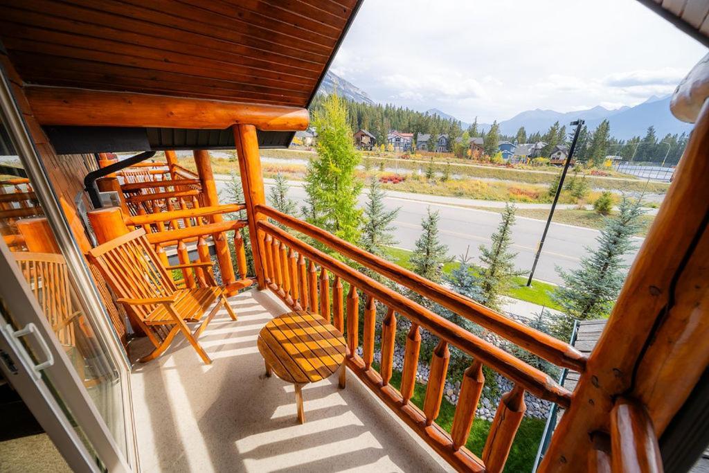A Bear And Bison Country Inn Canmore Bagian luar foto