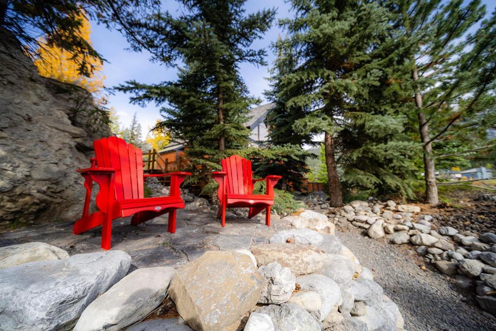 A Bear And Bison Country Inn Canmore Bagian luar foto
