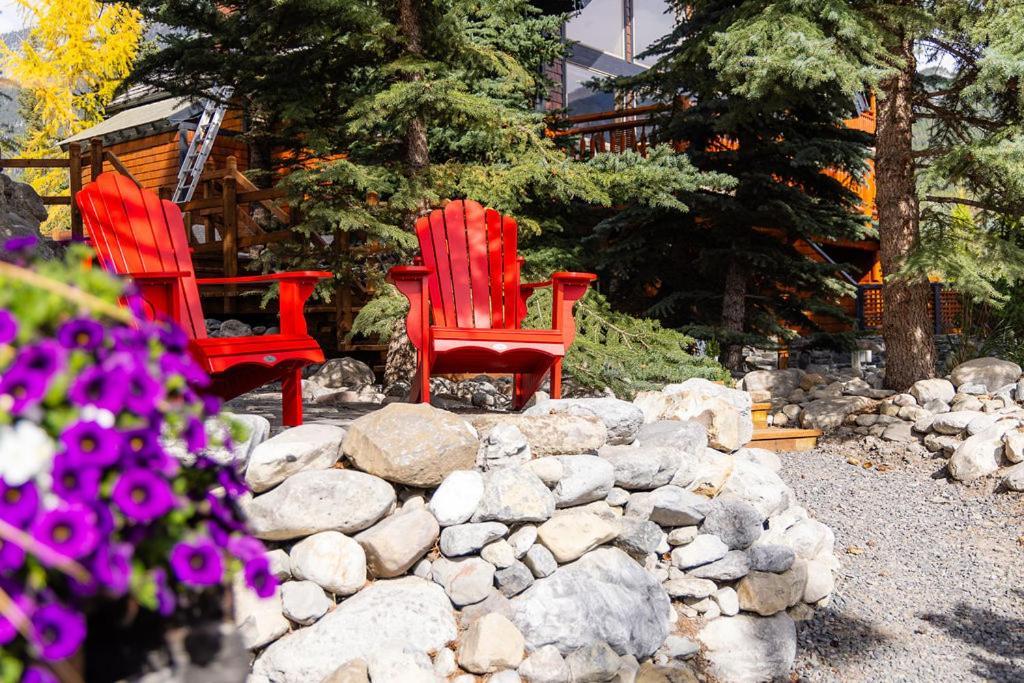A Bear And Bison Country Inn Canmore Bagian luar foto