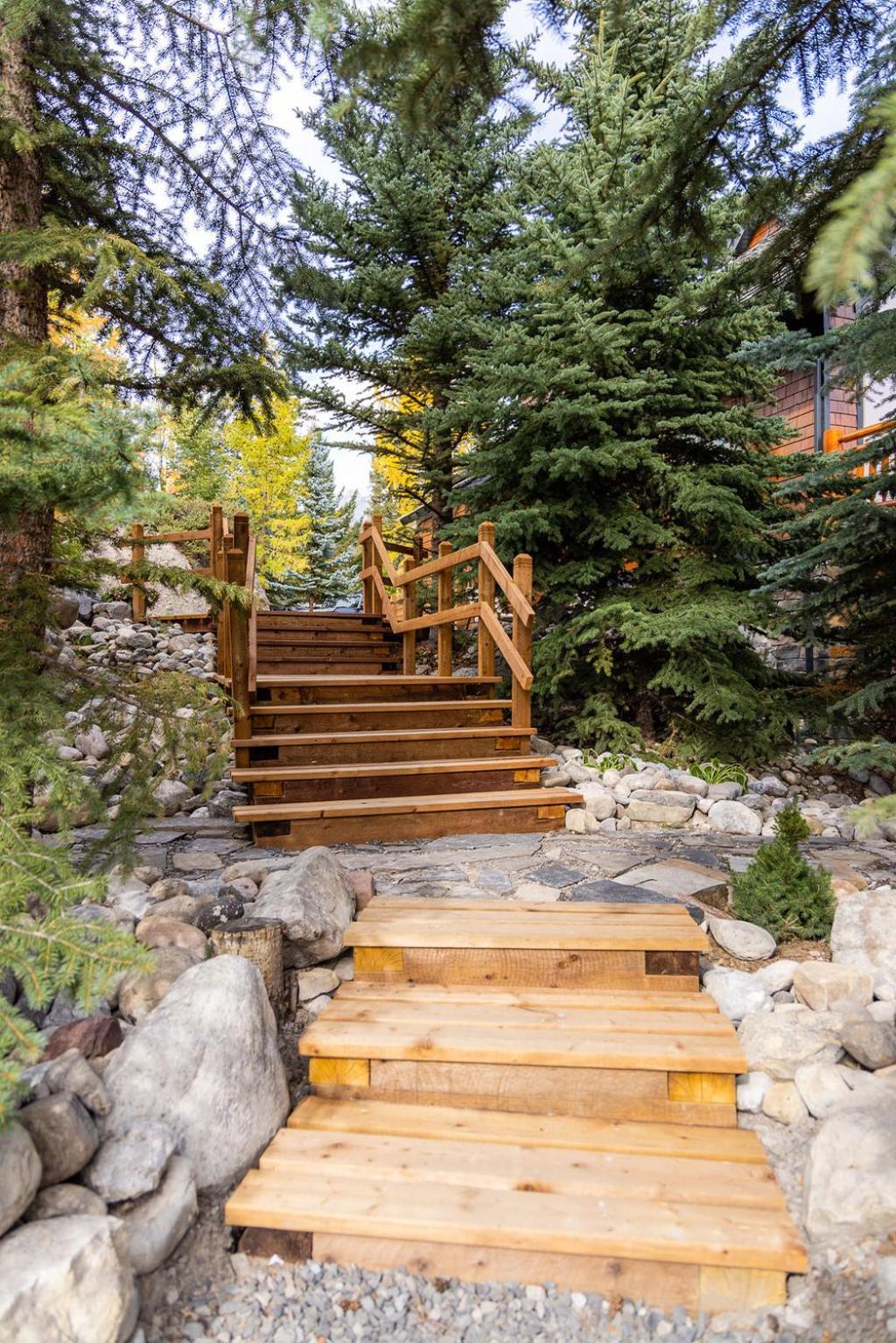 A Bear And Bison Country Inn Canmore Bagian luar foto