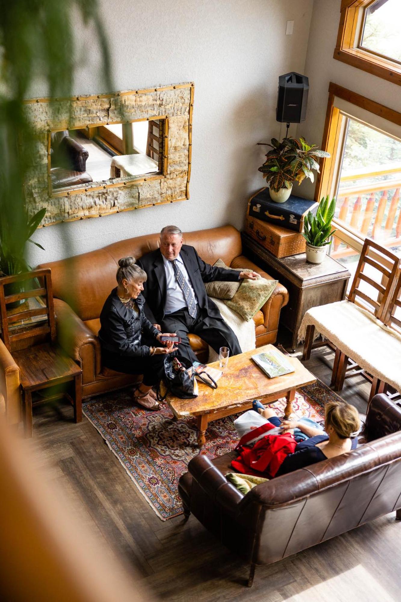 A Bear And Bison Country Inn Canmore Bagian luar foto