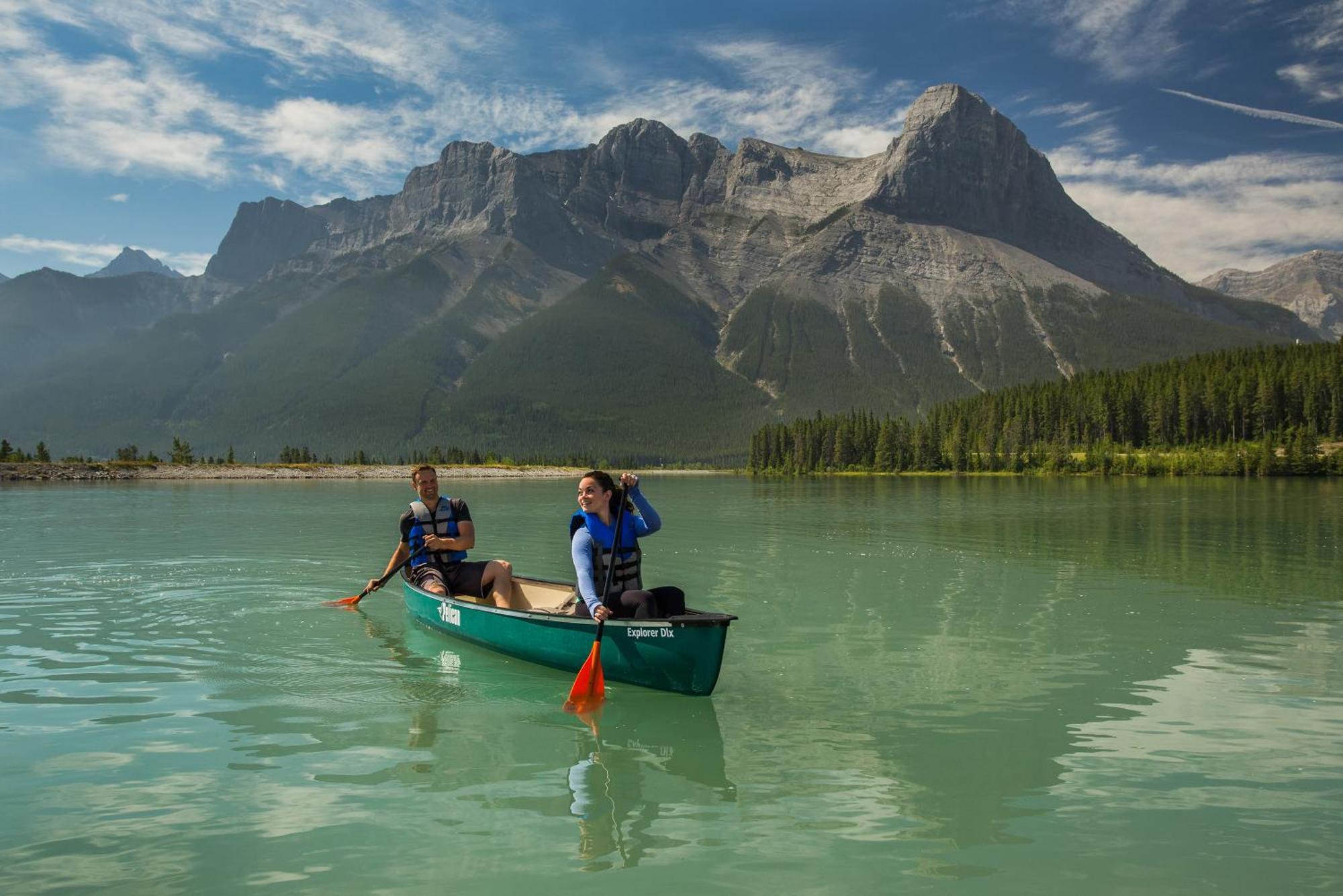 A Bear And Bison Country Inn Canmore Bagian luar foto
