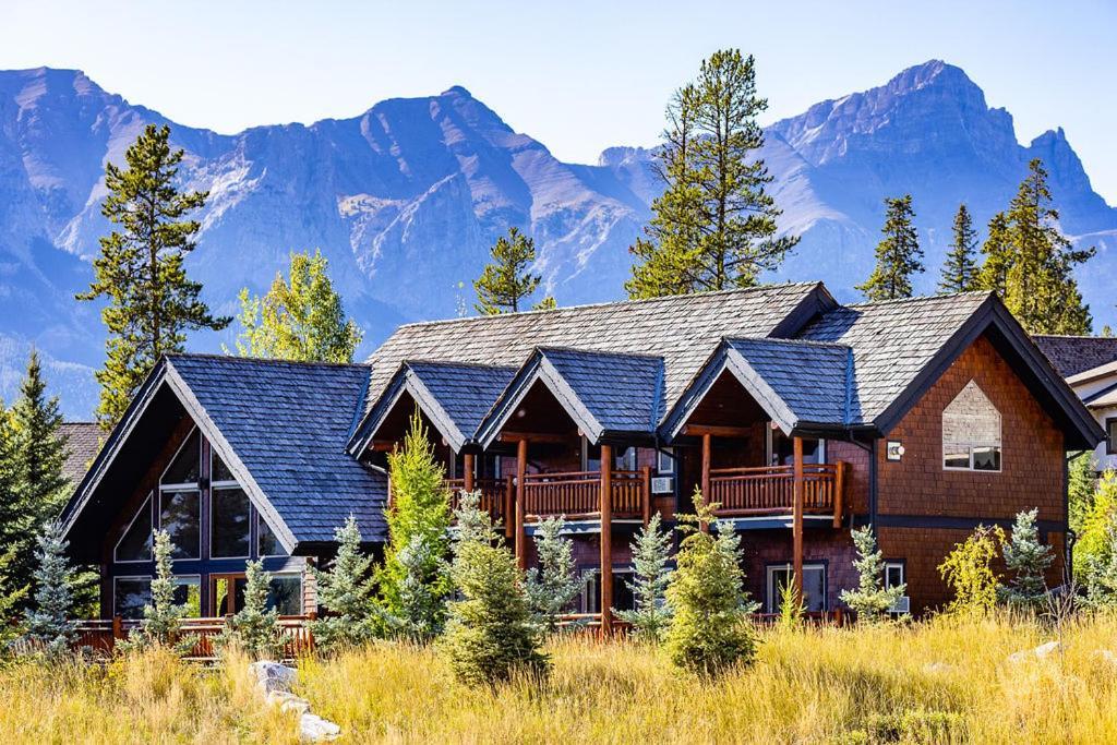 A Bear And Bison Country Inn Canmore Bagian luar foto
