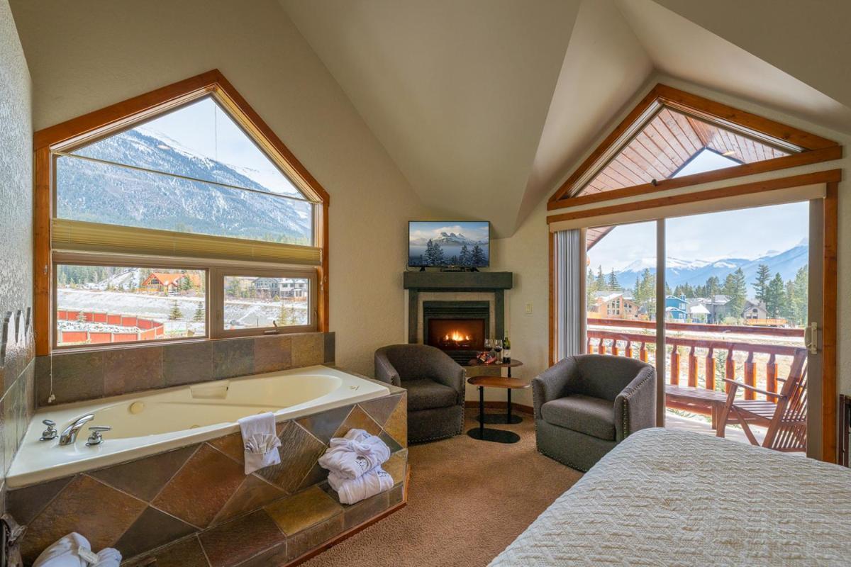 A Bear And Bison Country Inn Canmore Bagian luar foto