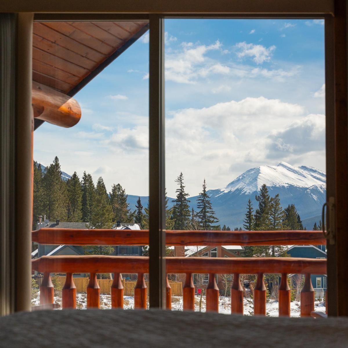 A Bear And Bison Country Inn Canmore Bagian luar foto
