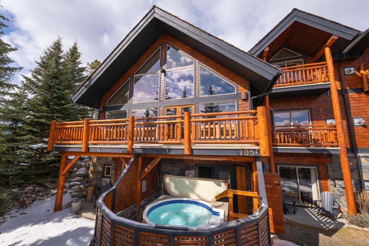 A Bear And Bison Country Inn Canmore Bagian luar foto