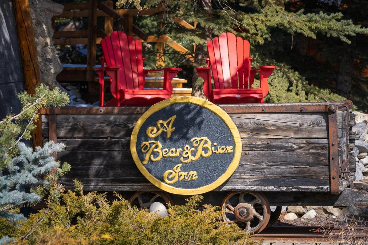 A Bear And Bison Country Inn Canmore Bagian luar foto