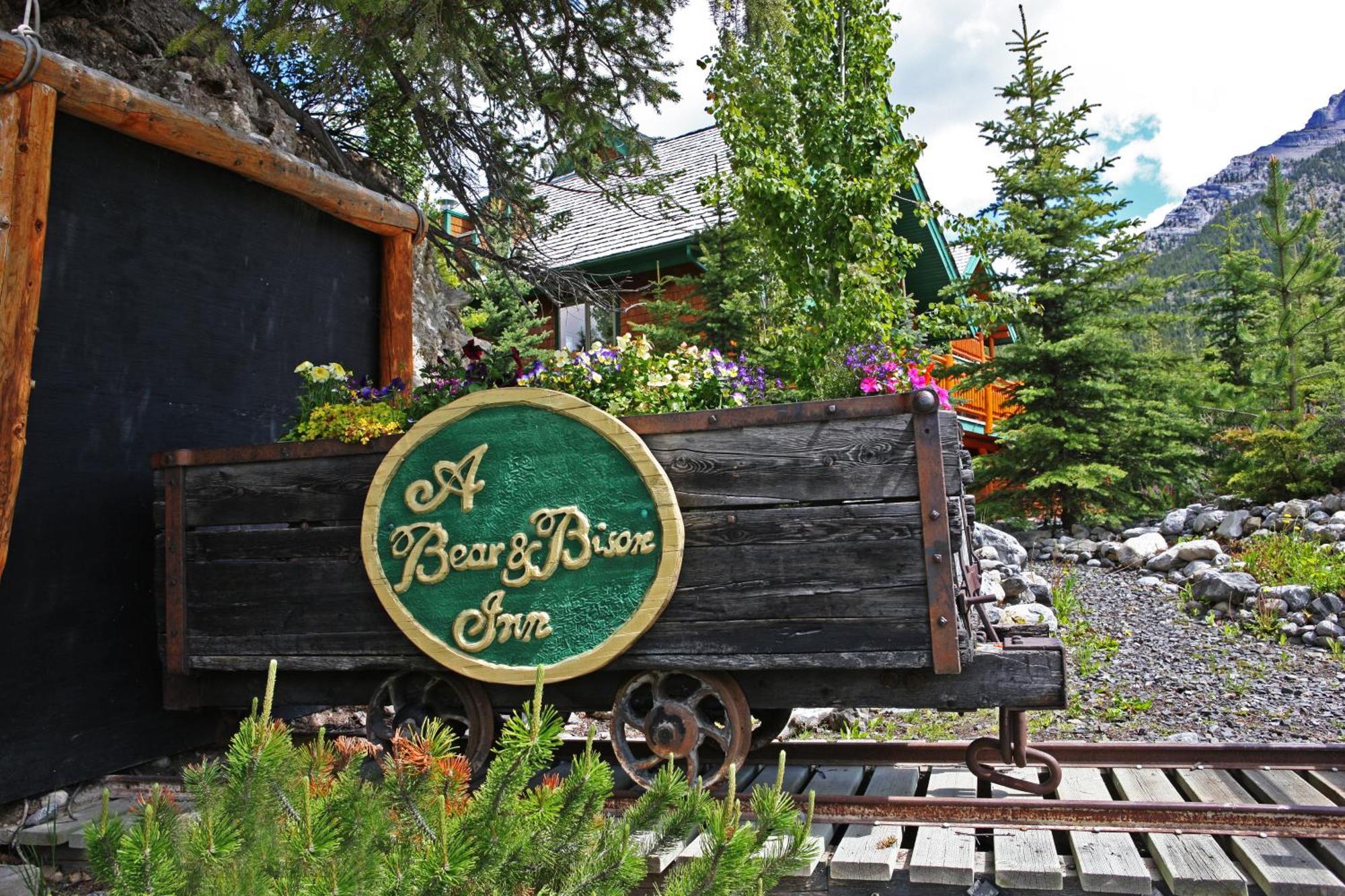 A Bear And Bison Country Inn Canmore Bagian luar foto